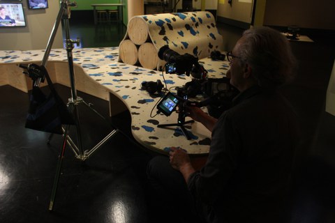 Bild zeigt Filmteam mit Drehkamera im Hygienemuseum beim TUDiSC Drehtag