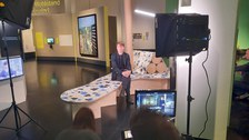 Lucas von Ramin beim TUDiSC Drehtag. Von Ramin sitzt im Gespräch und wir sehen die Kamerabildschirmsicht im Vordergrund. 