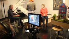 Bild zeigt Filmteam mit Prof. Lauber-Rönsberg im Hygienemuseum. Kamera ist im Vordergrund