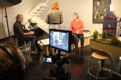 Bild zeigt Filmteam mit Prof. Lauber-Rönsberg im Hygienemuseum. Kamera ist im Vordergrund