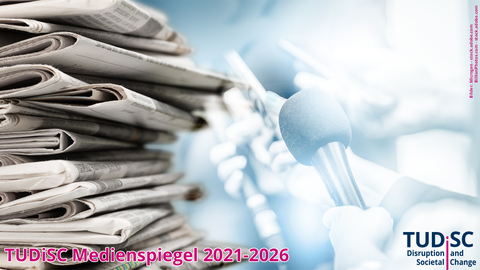 Ein Stapel Zeitungen auf der linken Seite, während auf der rechten Seite Mikrofone gehalten werden. Unten links steht der Titel „TUDiSC Medienspiegel 2021-2026“ und in der rechten Ecke das TUDiSC-Logo  