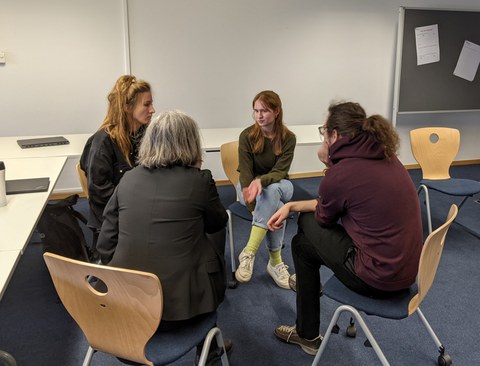 Teilnehmer bei Kommunikationsmethoden besprechen Übungen 