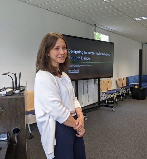 The picture shows Michaela Honauer giving a presentation at the 5th TUDiSC conference.