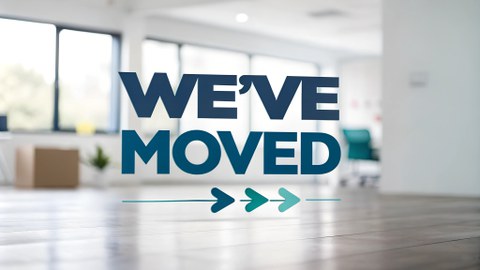 "We've moved" auf Bürohintergrund