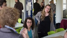 Im Anschluss an den Vortrag diskutierten die Teilnehmenden zusammen mit der Projektgruppe verschiedene Fragen zur Universitätsschule