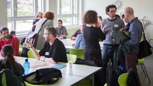 Im Anschluss an den Vortrag diskutierten die Teilnehmenden zusammen mit der Projektgruppe verschiedene Fragen zur Universitätsschule