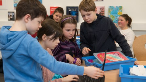 Kinder mit Laptop an der Universitätsschule Dresden
