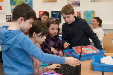 Kinder mit Laptop an der Universitätsschule Dresden