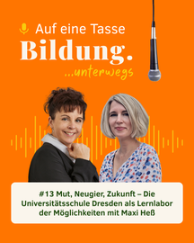 Vor orangefarbenem Hintergrund zwei Frauen, die in die Kamera lächeln. Darüber der Titel "Auf eine Tasse Bildung"