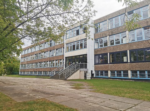 Fassade des Schulbaus der Universitätsschule Dresden auf der Cämmerswalder Straße, ein typischer Plattenbau aus den 80er Jahren