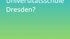 Weißer Text auf einem Farbverlauf von türkis oben zu lindgrün unten: Wie geht es weiter im Schulversuch Universitätsschule Dresden? #TUDForUS #UnischuleTUD #TheoriePraxisVerzahnungLehramt
