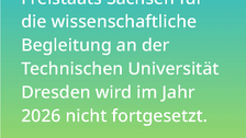 Weißer Text auf einem Farbverlauf von türkis oben zu lindgrün unten:Was ist passiert? Die Förderung des Freistaats Sachsen für die wissenschaftliche Begleitung an der Technischen Universität Dresden wird im Jahr 2026 nicht fortgesetzt.   #TUDForUS #UnischuleTUD #TheoriePraxisVerzahnungLehramt