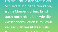 Weißer Text auf einem Farbverlauf von türkis oben zu lindgrün unten: Warum ist das wichtig? Ob die Schule den Status als Schulversuch behalten kann, ist im Moment offen. Es ist auch noch nicht klar, wie die Zwischenevaluation zum Schulversuch Universitätsschule zur Projekthalbzeit umgesetzt werden kann.  