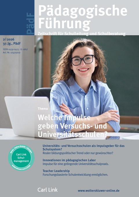 Titelbild des Hefts Pädagogischen Führung PädF "Universitäts- und Versuchsschulen als Impulsgeber für das Schulsystem?" Foto: Eine Frau mit Brille lächelt in dei Kamera, vor ihr ein Laptop, im Hintergrund eine Kreidetafel