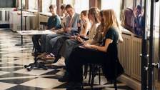 Bei der Ausstellungseröffnung in einem barocken Café im Zwinger beantwortet Direktor Prof. Dr. Holger Jacob-Friesen auf dem Podium Fragend er Schülerinnen und Schüler.