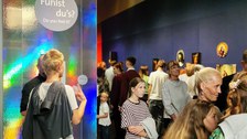 Eingang zur AUsstellung "Fühlst Du's?" mit zahlreichen Gästen.