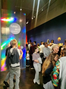 Eingang zur AUsstellung "Fühlst Du's?" mit zahlreichen Gästen.