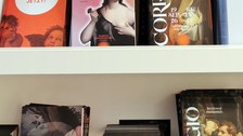 Verschiedene Flyer zu Ausstellungen im Dresdner Zwinger stehen in einem hellen Regal.