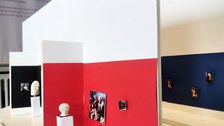 Pappmodell des Ausstellungsraums im Dresdner Zwinger mit roten und dunkelblauen Farbstreifen sowie Miniaturen der Sockel und Skulpturen