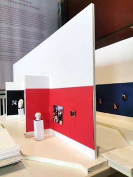 Pappmodell des Ausstellungsraums im Dresdner Zwinger mit roten und dunkelblauen Farbstreifen sowie Miniaturen der Sockel und Skulpturen