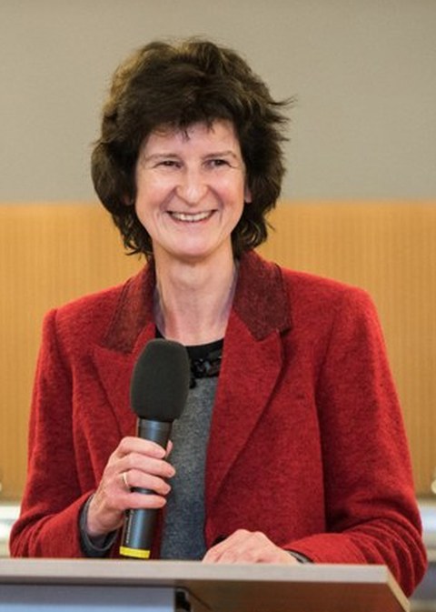Die ehemalige sächsische Staatsministerin für Bildung Eva Maria Stange steht mit einem Mikro in der Hand an einem Podium.
