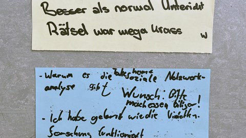 Zwei Karteikarten in gelb und blau mit handschriftlichen Notizen "Besser als normal Unterricht", "Rätsel war megakrass", "Ich habe gelernt, wie Vignettenforschung funktioniert"