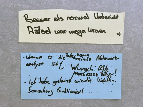 Zwei Karteikarten in gelb und blau mit handschriftlichen Notizen "Besser als normal Unterricht", "Rätsel war megakrass", "Ich habe gelernt, wie Vignettenforschung funktioniert"