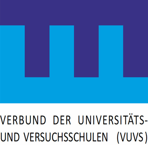 Logo des VUVS Verbund der Versuchs- und Universitätsschulen. Zwei eckige Formen greifen wie zwei Kämme ineinander. Eine Form ist dunkelblau, die andere mittelblau.