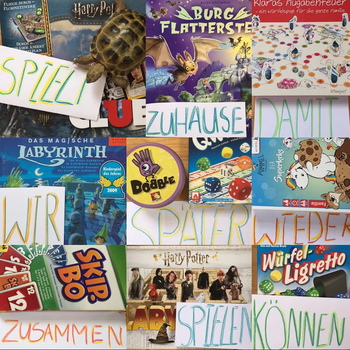 Blick von oben auf 3x3 Verpackungen von Gesellschaftsspielen, zum Beispiel ein Harry-Potter-Spiel. Auf und zwischen den Boxen liegen Zettel mit einzenen Wörtern. Die Wörter ergeben den Satz "Spielt zuhause, damit wir später wieder zusammen spielen können."