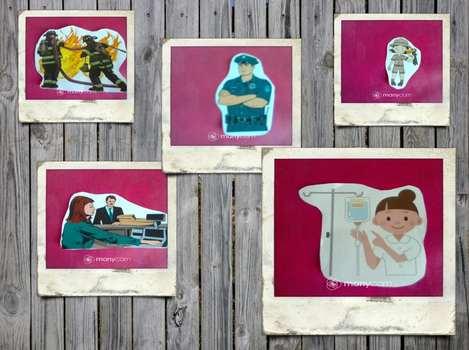 Auf der Fotocollage kleben 5 Polaroidfotos an einer Holzwand. Auf den Fotos sind Spielkarten zu sehen. Sie zeigen eine Krankenschwester, Feuerwehrmänner, zwei Büromitarbeiter, einen Polizisten und eine Naturschützerin in Uniform mit schwarzem Vogel auf dem Arm.