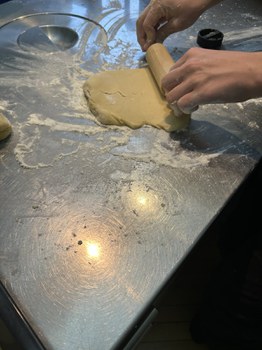 Teig wird ausgerollt