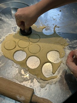 Runde Kekse werden ausgestochen.