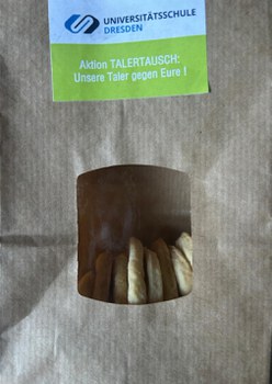 Tüte mit Talertausch-Keksen