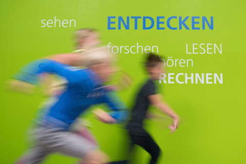 Schüler laufen am Rande einer Eröffnungsveranstaltung durch das Schulhaus der Universitätsschule (Langzeitbelichtung). Die öffentliche und kostenfreie Grund- und Oberschule ist ein gemeinsames Projekt der Landeshauptstadt Dresden und der TU Dresden. 