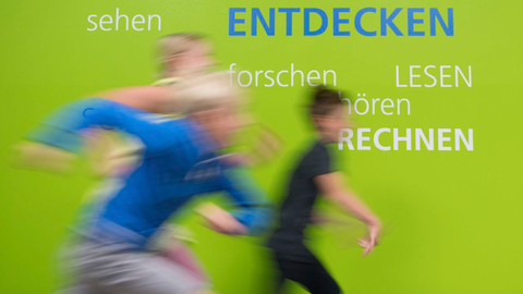 Schüler laufen am Rande einer Eröffnungsveranstaltung durch das Schulhaus der Universitätsschule (Langzeitbelichtung). Die öffentliche und kostenfreie Grund- und Oberschule ist ein gemeinsames Projekt der Landeshauptstadt Dresden und der TU Dresden. 