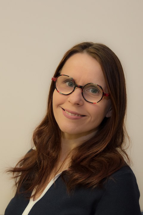 Portrait Anke Langner, wissenschaftliche Leiterin der Universitätsschule Dresden, eine brünette Frau im dunkelblauen Oberteil mit Brille.