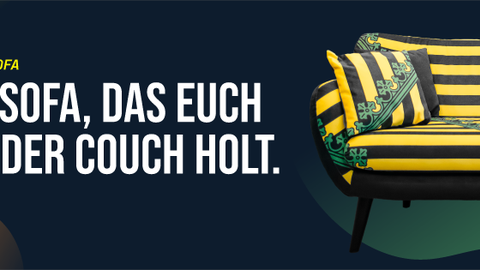 Auf schwarzem Grund steht ein elegantes Sofa mit einer sächsischen Landesfahne als Bezug. Slogan daneben: "Sachsensofa. Das Sofa, dass euch von der Couch holt."