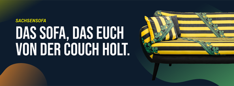Auf schwarzem Grund steht ein elegantes Sofa mit einer sächsischen Landesfahne als Bezug. Slogan daneben: "Sachsensofa. Das Sofa, dass euch von der Couch holt."