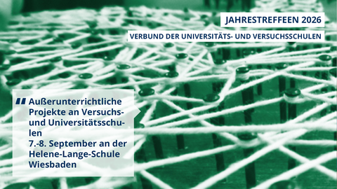 Text-Bild-Collage. Auf einem Brett sind Nägel eingeschlagen. Die Nagelköpfe sind mit weißem Strick umwickelt und verbunden. Text: Verbund Universitäts- und Versuchsschulen, „Außerunterrichtliche Projekte an Versuchs- und Universitätsschulen"