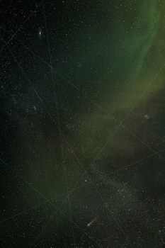 Lena von Goedeke: Mouches Volantes II. 2023, Langzeitbelichtung; 140 x 90 cm