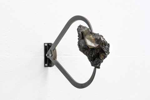 Lena von Goedeke: No weight no dimension II. 2023, Lava, Glas, Stahl; 40 x 15 x 35 cm 