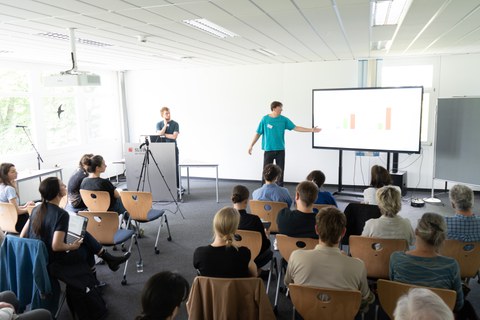 Was bleibt von Geld, wenn man es nicht nur als Zahlungsmittel, sondern als gesellschaftliche Kraft betrachtet? 