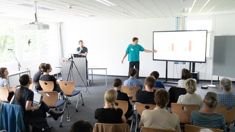 Was bleibt von Geld, wenn man es nicht nur als Zahlungsmittel, sondern als gesellschaftliche Kraft betrachtet? 