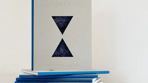 Bücherstapel, auf dem das gleiche Buch steht.