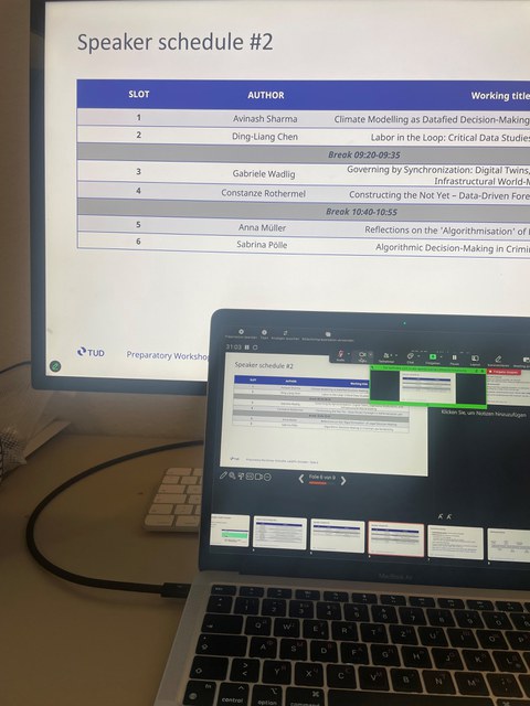 Foto eines Laptops und Bildschirm