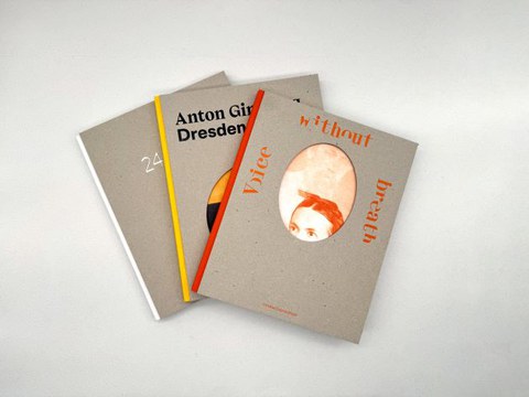 Drei Bücher nebeneinaner