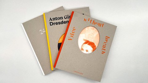 Drei Bücher nebeneinaner