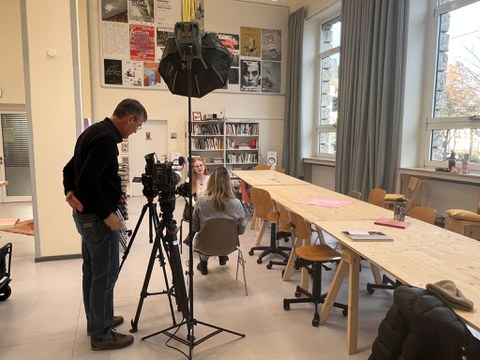 Marie Briese mit arte Reporterin Leonie Wedekind und Team 