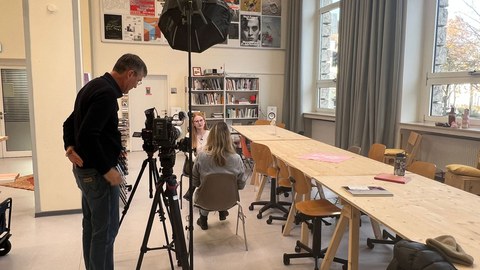 Marie Briese mit arte Reporterin Leonie Wedekind und Team 