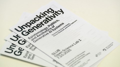 Fotografie von Flyern zum Veranstaltung Unpacking Generativity